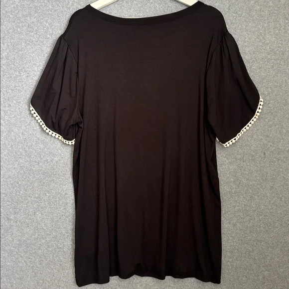 NWT Short Tulip Sleeve Floral Print V-Neck
Satin Top 1X Black/White - Picture 7 of 12